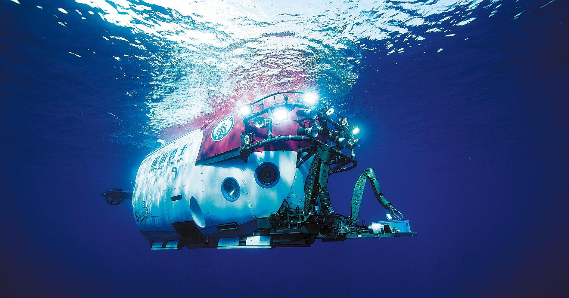 Dive into the Deep Dark Ocean in a High-Tech Submersible! 