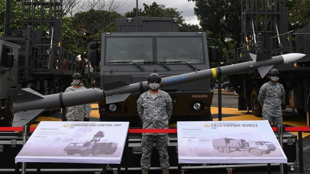 Air force plane crashes in Philippines, 2 dead