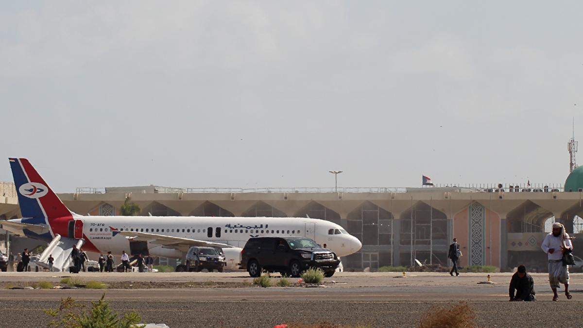 Yemen govt to resume flights to Aden after deadly blasts
